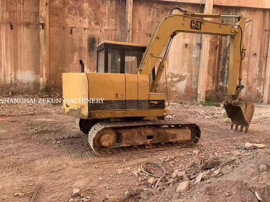 Excavatrice CAT E70B utilisée au Japon avec mini-excavatrice et moteur original japonais
