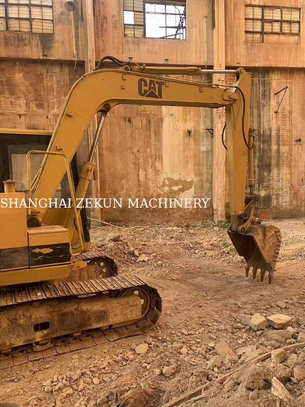 Excavatrice CAT E70B utilisée au Japon avec mini-excavatrice et moteur original japonais