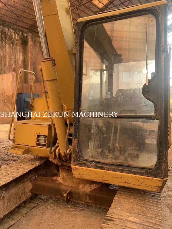 Excavatrice CAT E70B utilisée au Japon avec mini-excavatrice et moteur original japonais