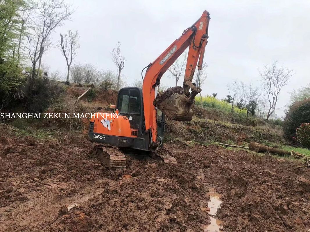 Excavateur mini d'occasion de 2010 EX60 38.1kw avec soupape hydraulique originale