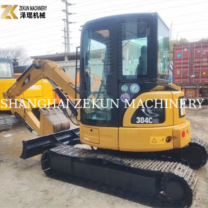 Excavateur CAT 304 de 4 tonnes usagé avec cabine fermée et cylindre hydraulique d'origine