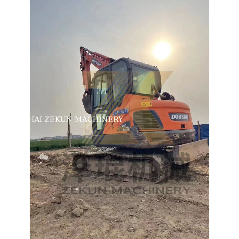Excavateur Doosan DH60-7 d'occasion 2015 en bon état Poids de la machine 5500 KG