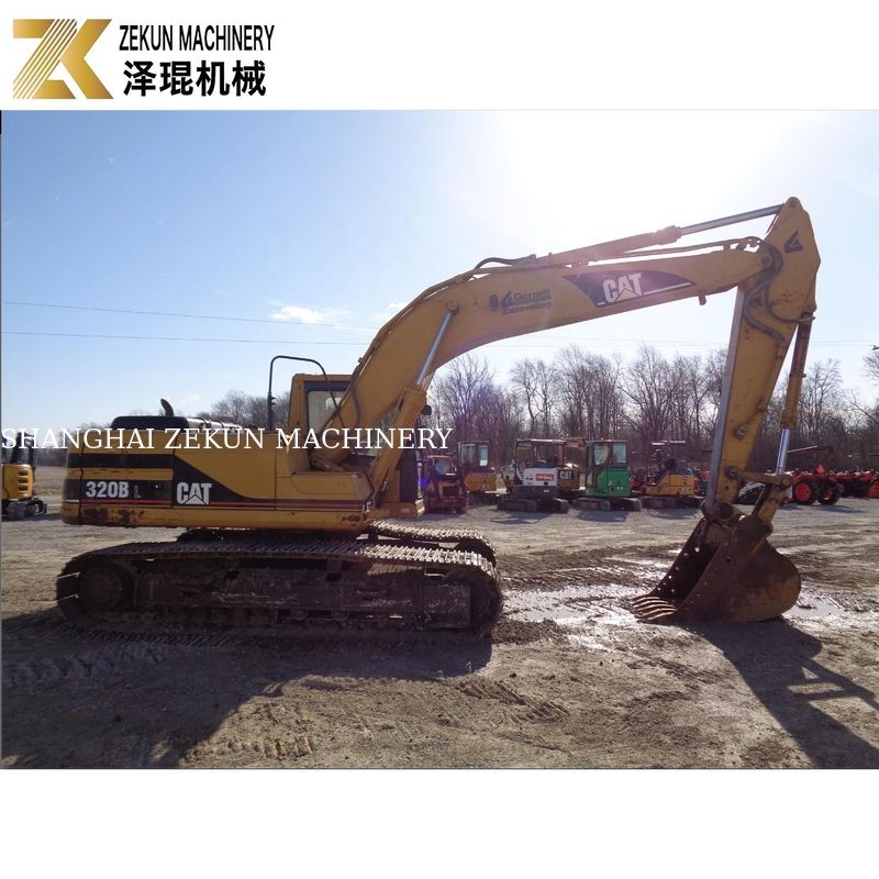 L'excavation de la terre rendue possible par une excavatrice CAT 320 BL et un moteur Caterpillar de 97 kW