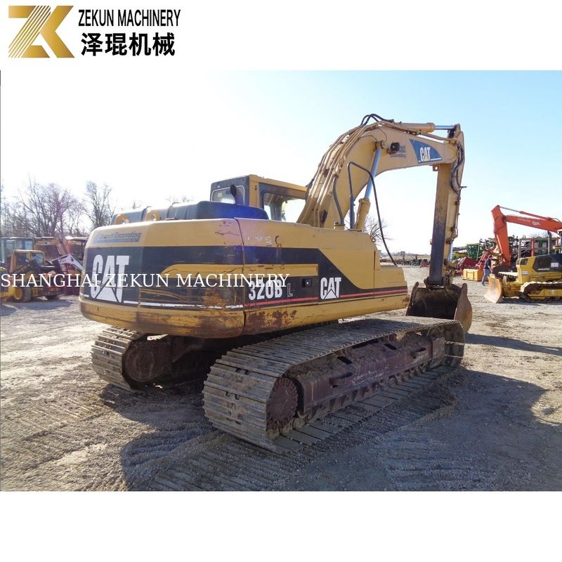 L'excavation de la terre rendue possible par une excavatrice CAT 320 BL et un moteur Caterpillar de 97 kW