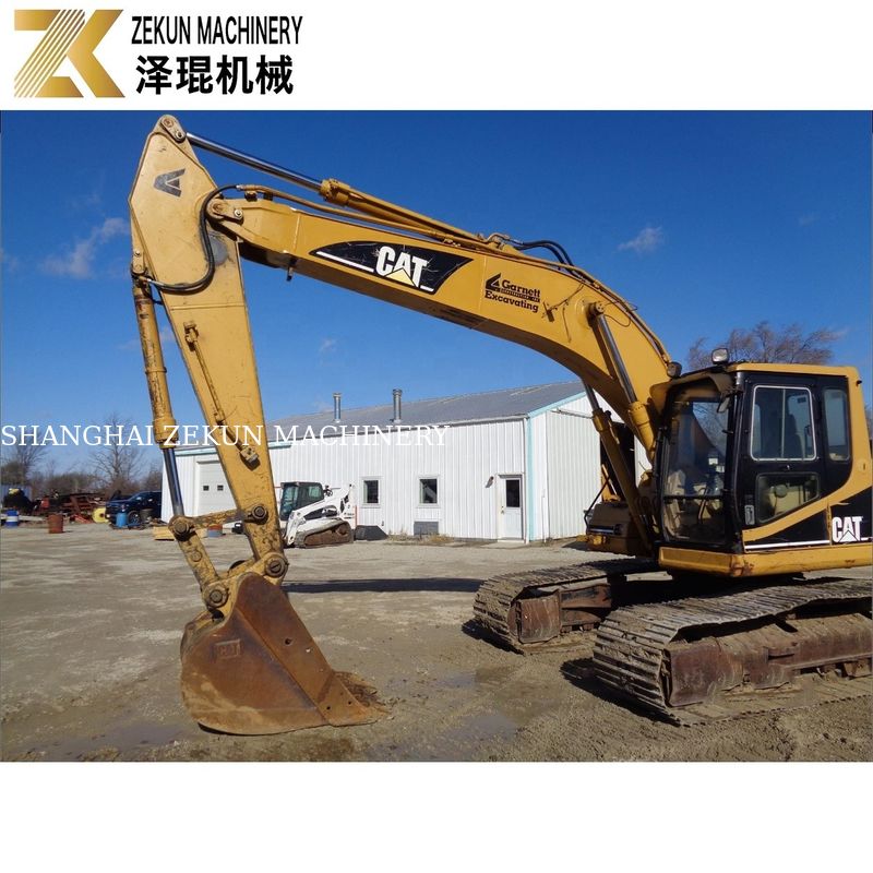 L'excavation de la terre rendue possible par une excavatrice CAT 320 BL et un moteur Caterpillar de 97 kW
