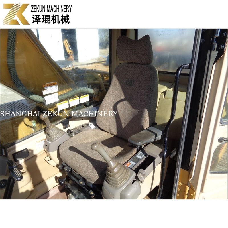 L'excavation de la terre rendue possible par une excavatrice CAT 320 BL et un moteur Caterpillar de 97 kW