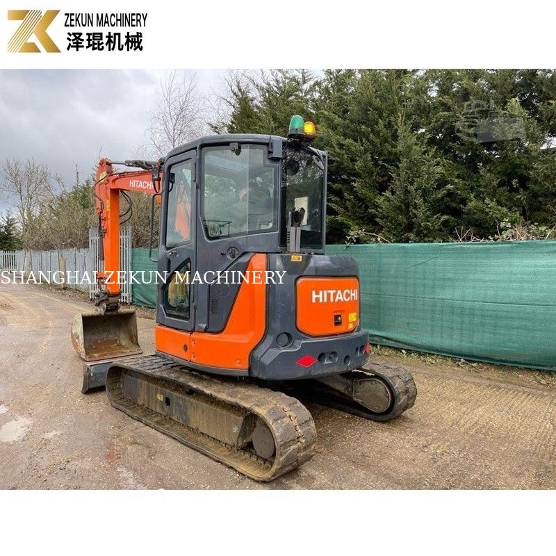 Une mini-excavatrice utilisée par Hitachi ZX55U.