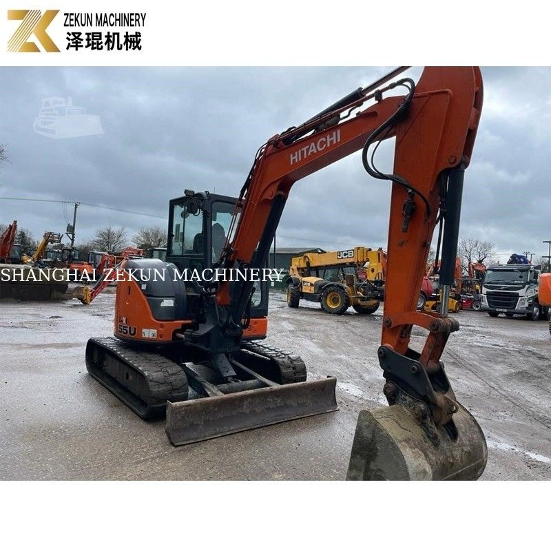 Une mini-excavatrice utilisée par Hitachi ZX55U.