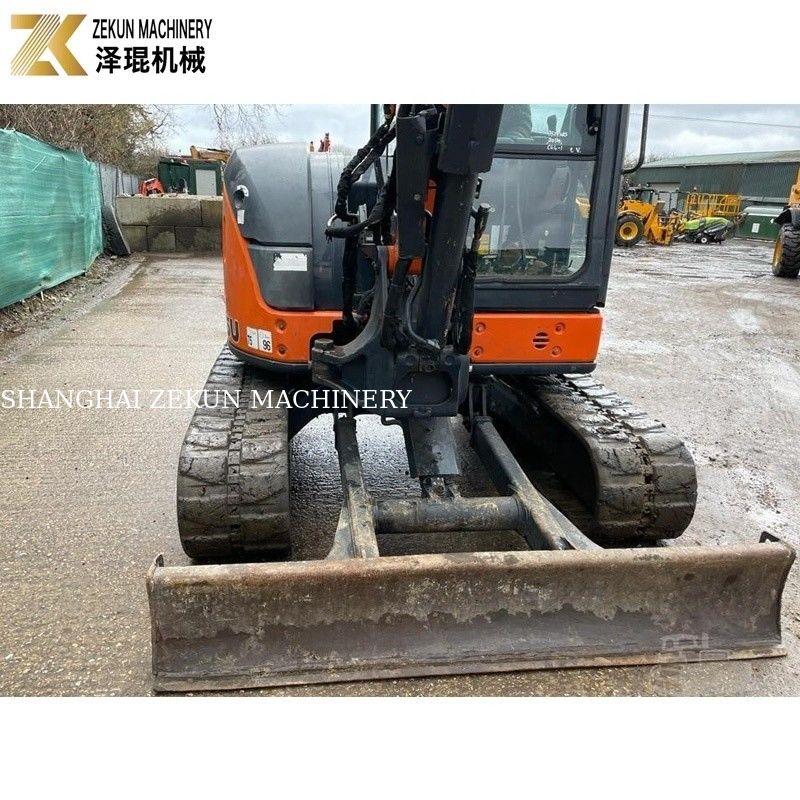 Une mini-excavatrice utilisée par Hitachi ZX55U.