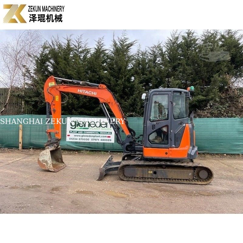 Une mini-excavatrice utilisée par Hitachi ZX55U.