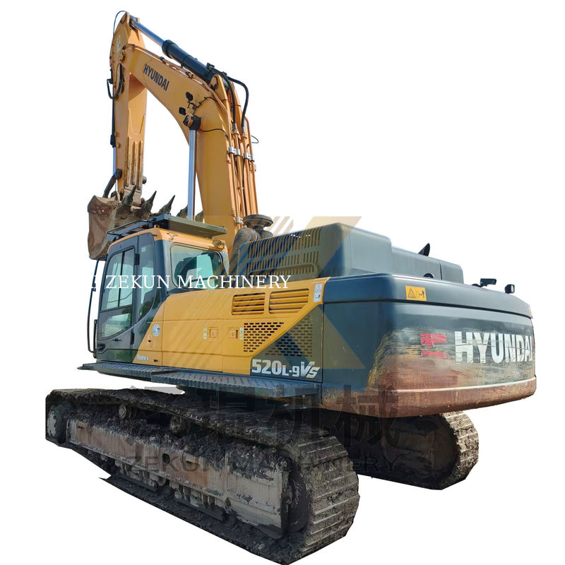Excavateur Hyundai R520 en excellent état avec une capacité de seau de 3M3 et une puissance de 266KW sur le marché.