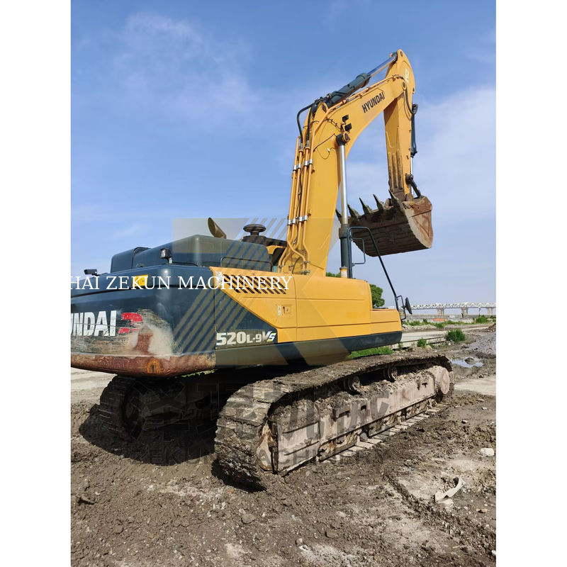 Excavateur Hyundai R520 en excellent état avec une capacité de seau de 3M3 et une puissance de 266KW sur le marché.