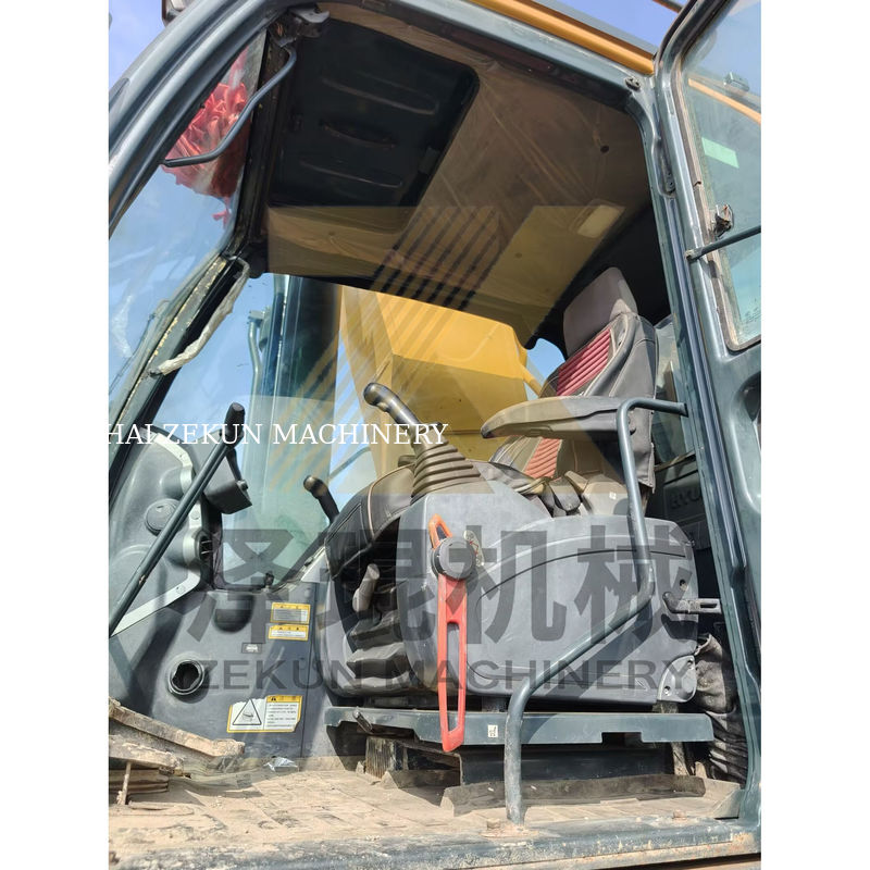 Excavateur Hyundai R520 en excellent état avec une capacité de seau de 3M3 et une puissance de 266KW sur le marché.