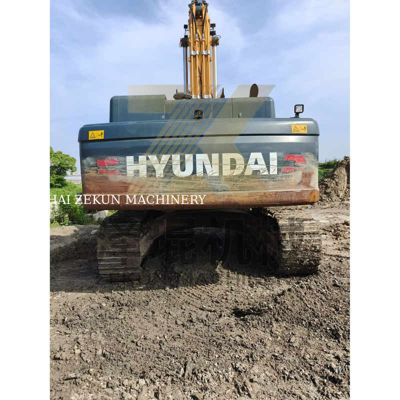 Excavateur Hyundai R520 en excellent état avec une capacité de seau de 3M3 et une puissance de 266KW sur le marché.