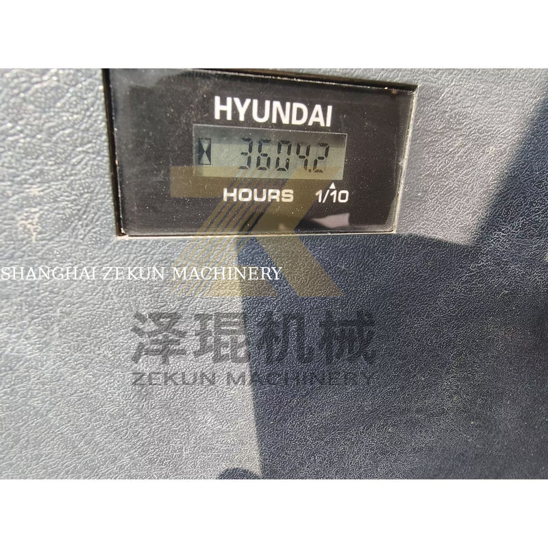 Excavateur Hyundai R520 en excellent état avec une capacité de seau de 3M3 et une puissance de 266KW sur le marché.