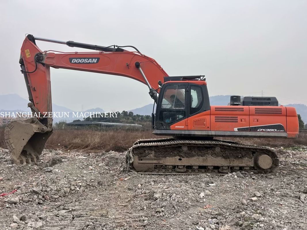 Excavateur Doosan DX380 d'occasion 2020 avec 4 816 heures de travail en bon état