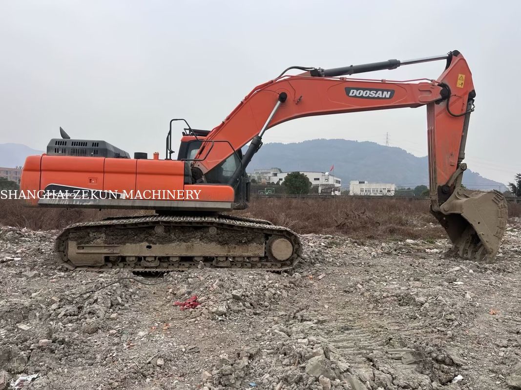 Excavateur Doosan DX380 d'occasion 2020 avec 4 816 heures de travail en bon état