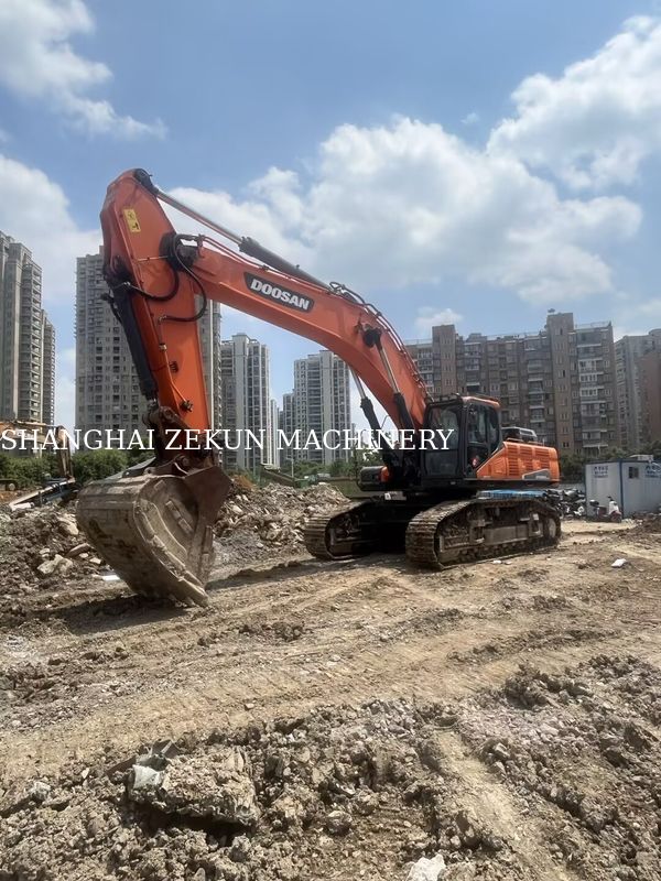 Excavatrice Doosan DX500LC-9C d'occasion, 800 tr/min, puissance et hauteur de creusage maximale 11