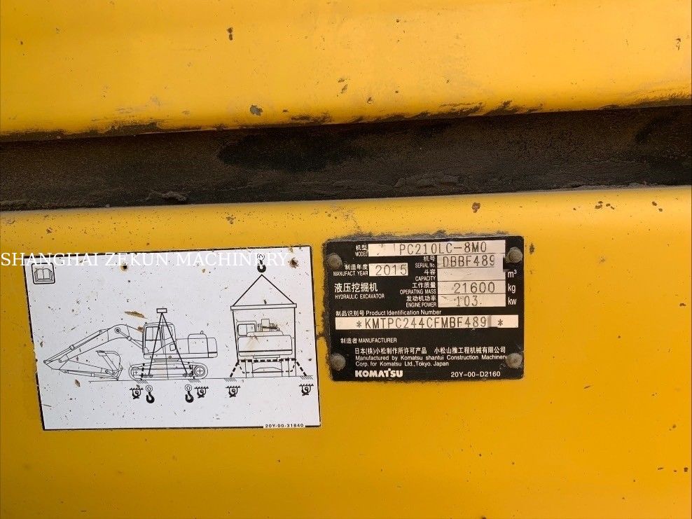 Excavateur Komatsu PC210LC-8MO 2015 avec un poids de fonctionnement de 100 kg et une portée maximale de 9