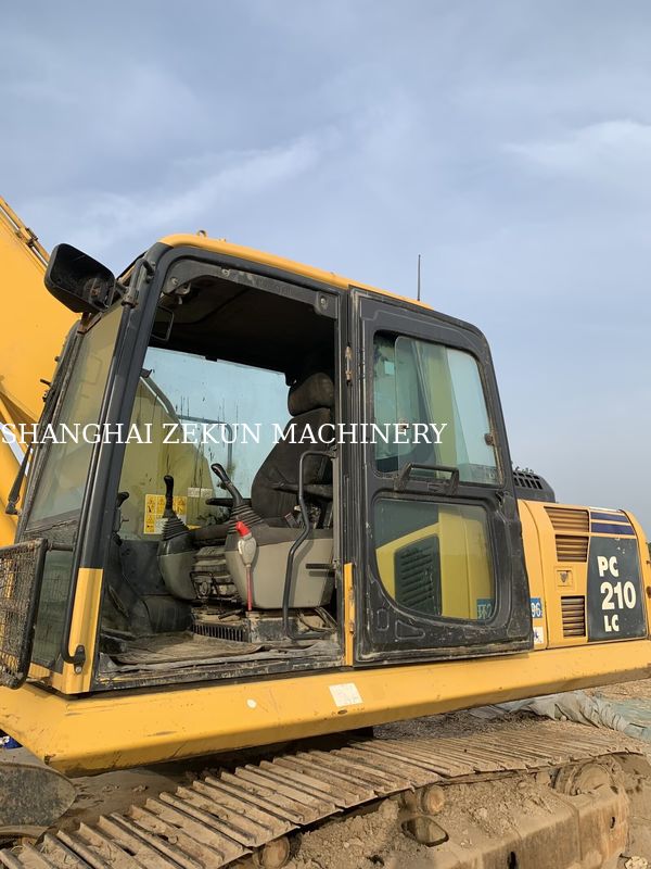 Excavateur Komatsu PC210LC-8MO 2015 avec un poids de fonctionnement de 100 kg et une portée maximale de 9