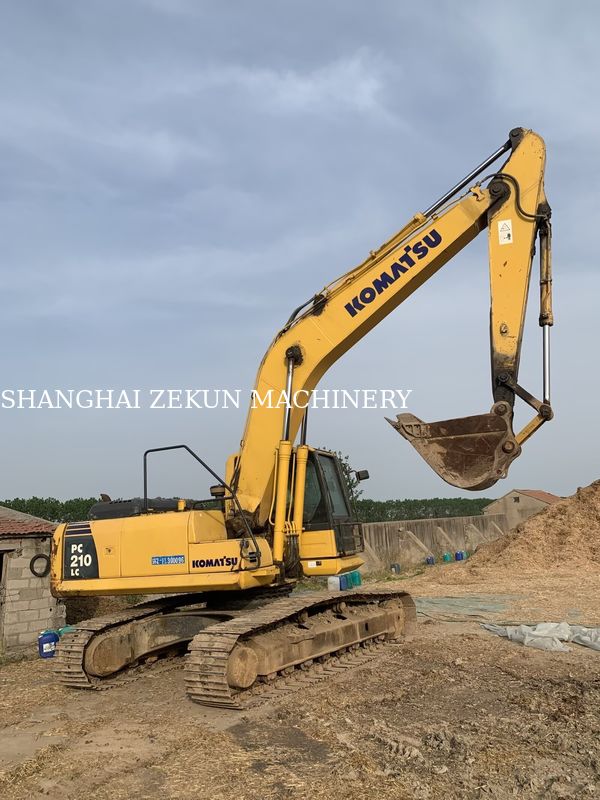 Excavateur Komatsu PC210LC-8MO 2015 avec un poids de fonctionnement de 100 kg et une portée maximale de 9