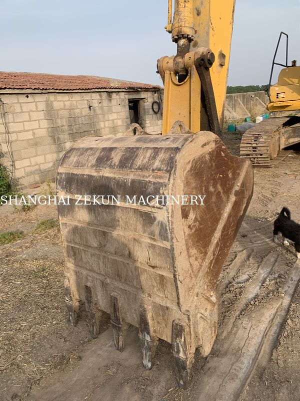 Excavateur Komatsu PC210LC-8MO 2015 avec un poids de fonctionnement de 100 kg et une portée maximale de 9