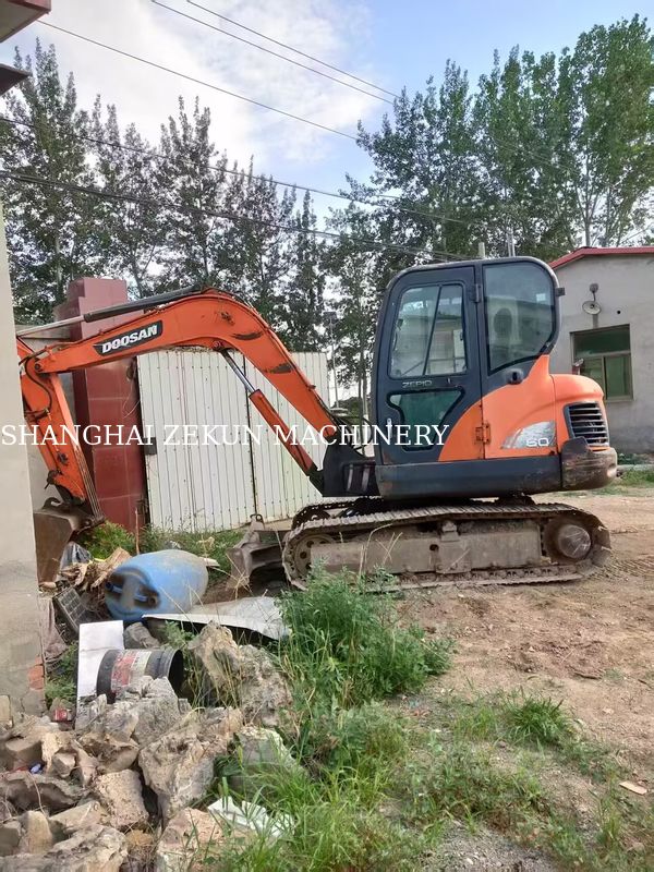Pelle Doosan DX60 de 2013 avec pression hydraulique de 27,5 MPa et hauteur de creusement maximale de 800 mm