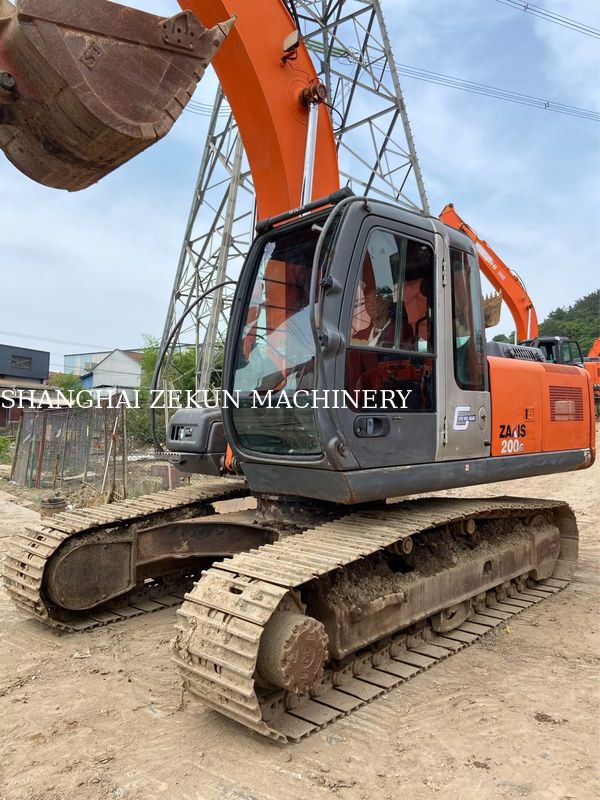 Excavatrice Hitachi ZX200-3G d'occasion avec 11050 heures, longueur de bras 2,94 m, longueur de flèche 5,7 m