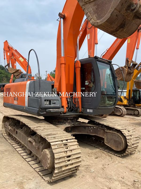 Excavatrice Hitachi ZX200-3G d'occasion avec 11050 heures, longueur de bras 2,94 m, longueur de flèche 5,7 m
