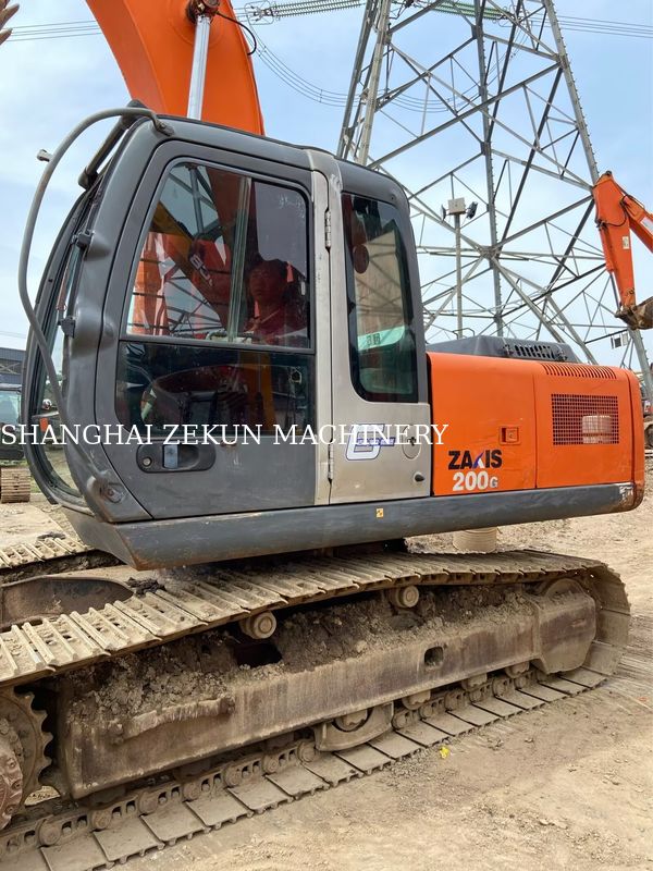 Excavatrice Hitachi ZX200-3G d'occasion avec 11050 heures, longueur de bras 2,94 m, longueur de flèche 5,7 m